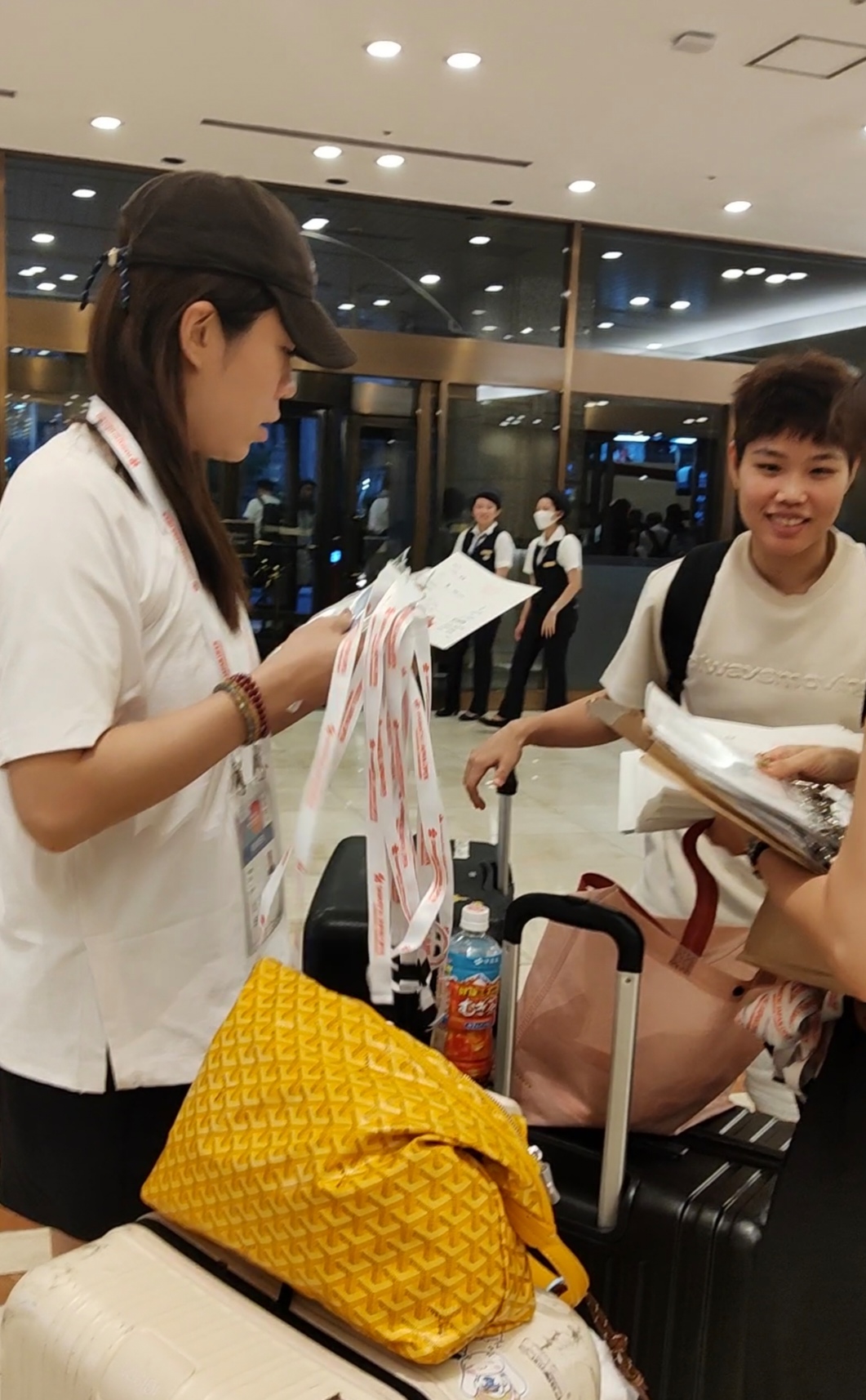 贾一凡、黄东萍领证件.jpg